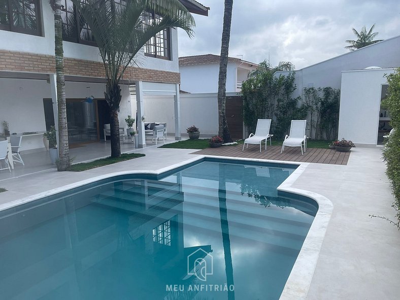 House with pool, balcony and leisure in a condo