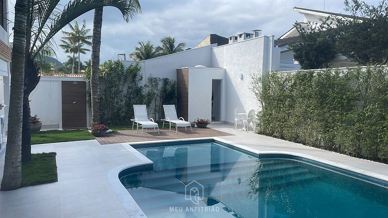 House with pool, balcony and leisure in a condo