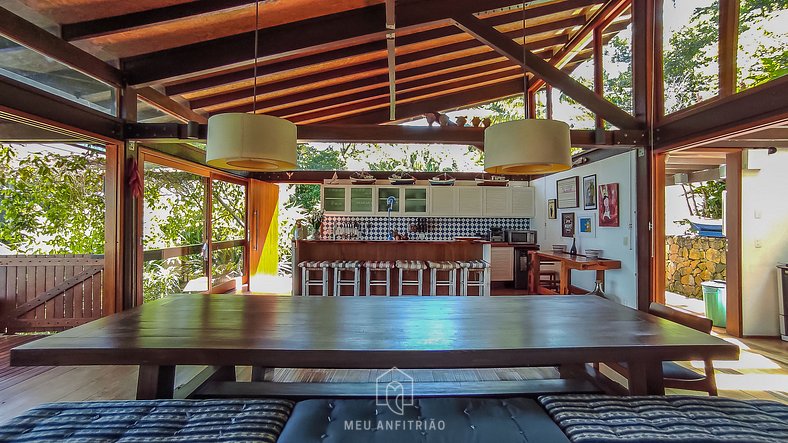 House with pool, gourmet deck and sea view