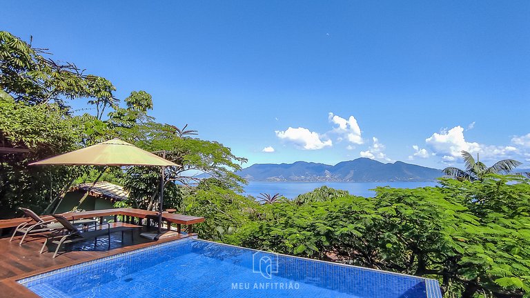 House with pool, gourmet deck and sea view