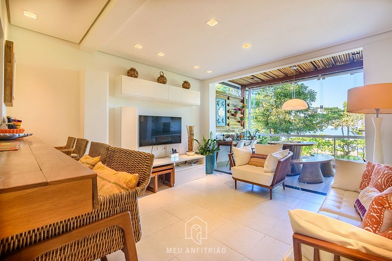 House with pool in front of Camburi Beach