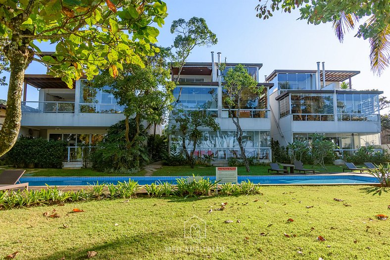 House with pool in front of Camburi Beach