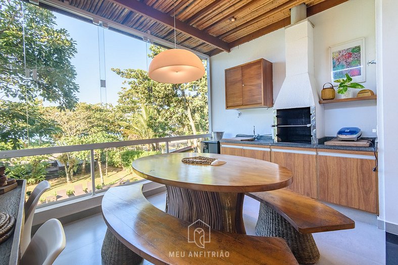 House with pool in front of Camburi Beach