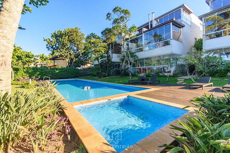 House with pool in front of Camburi Beach