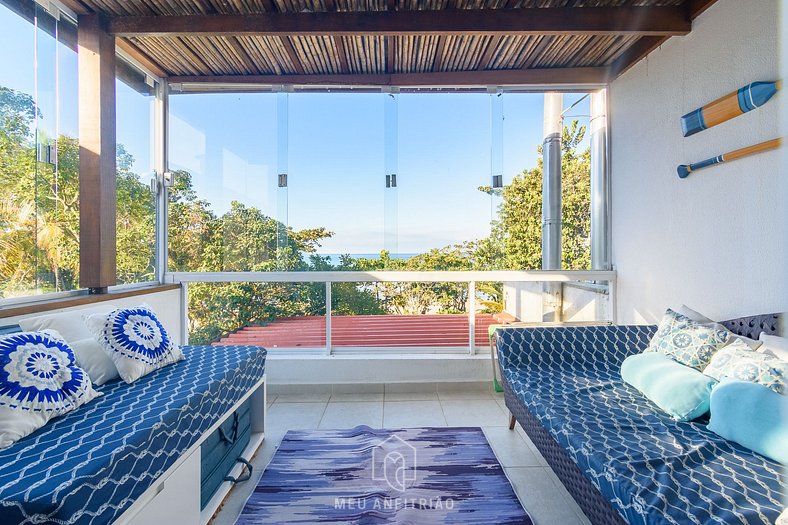 House with pool in front of Camburi Beach