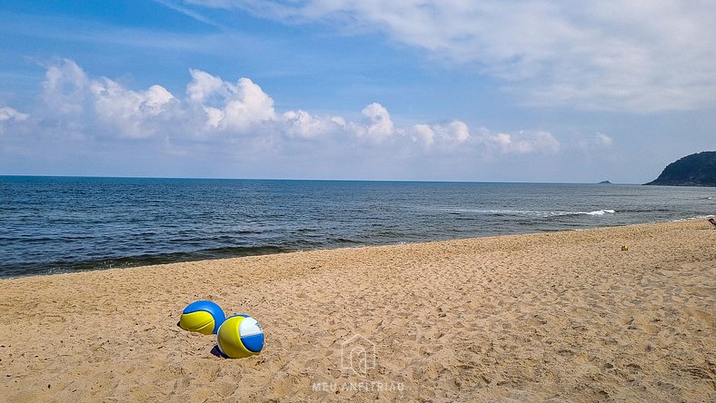 House with pool in front of Camburi Beach