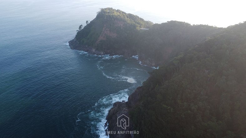 House with pool in front of Camburi Beach