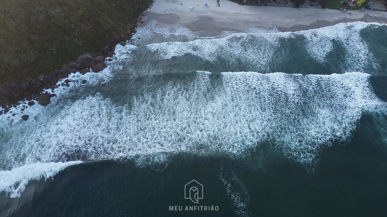 House with pool in front of Camburi Beach