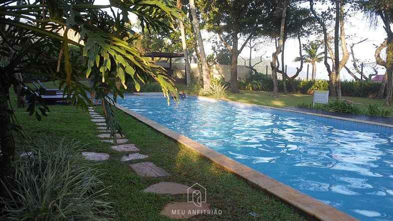 House with pool in front of Camburi Beach