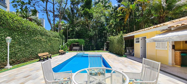 House with pool meters from the beach in Riviera