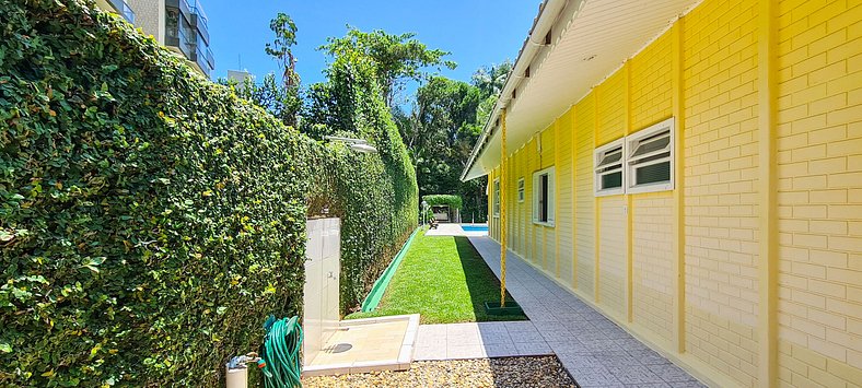 House with pool meters from the beach in Riviera