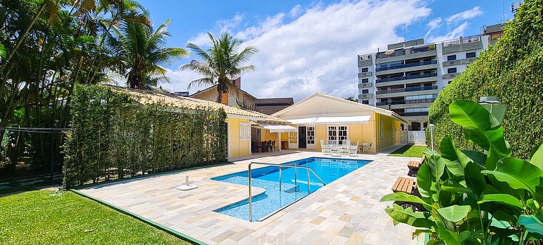 House with pool meters from the beach in Riviera