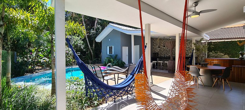 House with pool near Riviera beach