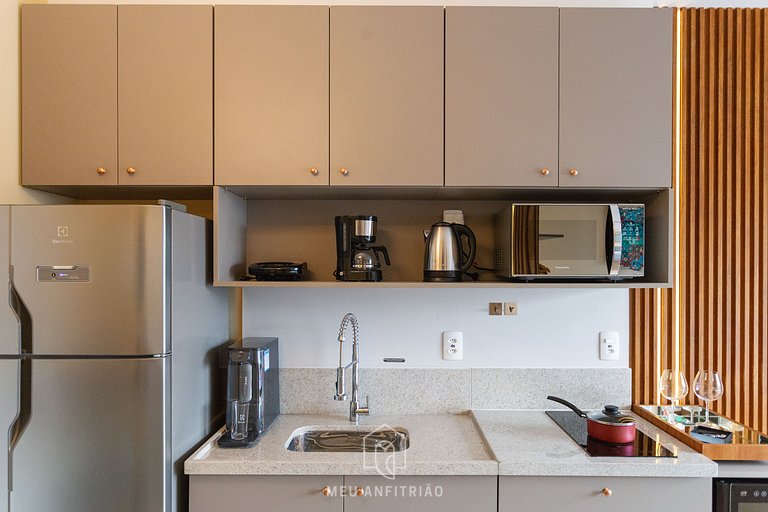 Kitchen, TV and balcony next to Faria Lima subway