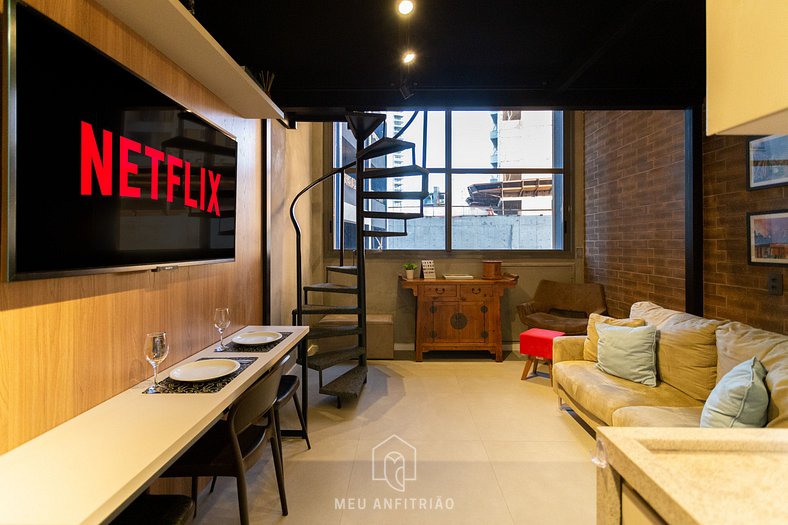 Loft com cozinha completa e TV perto do metrô