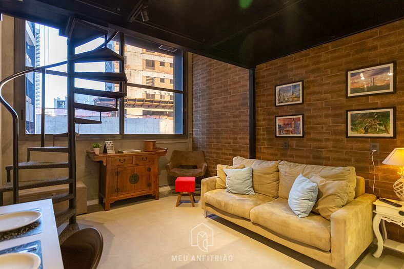 Loft com cozinha completa e TV perto do metrô