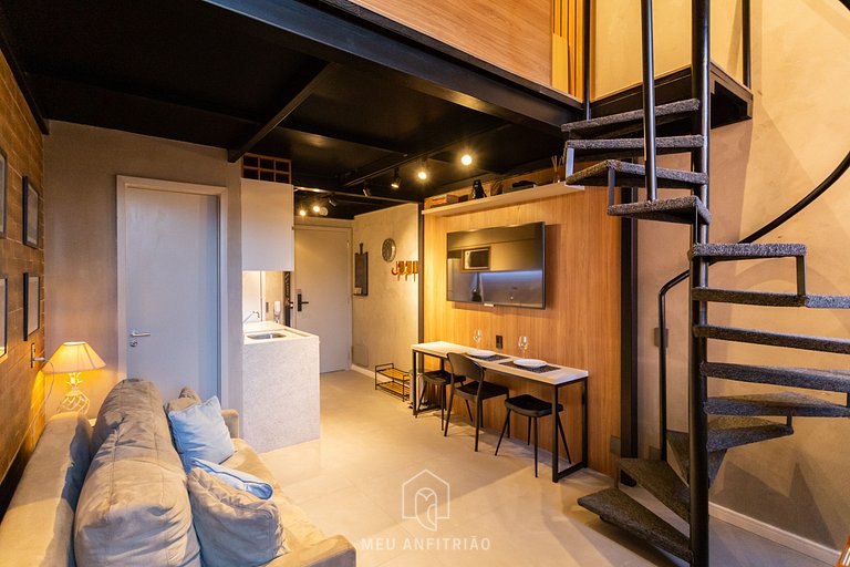 Loft com cozinha completa e TV perto do metrô