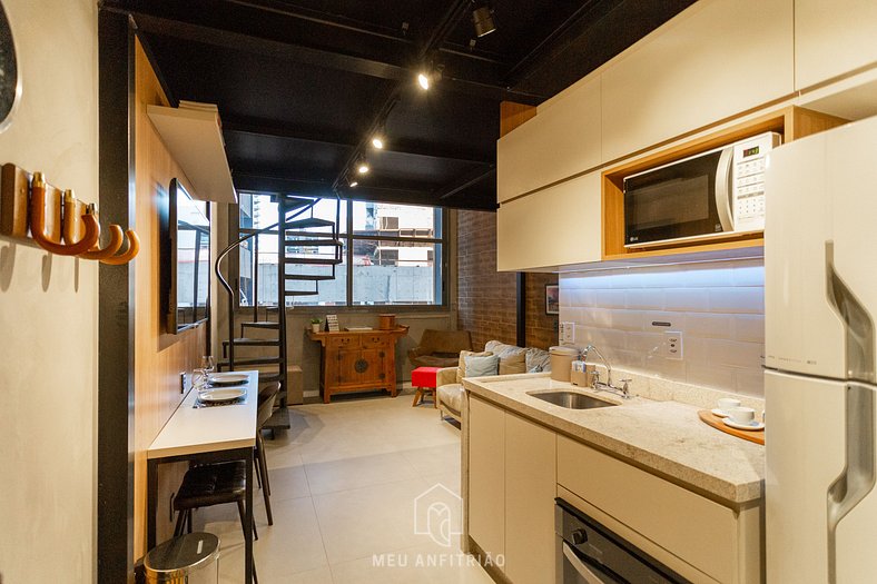 Loft com cozinha completa e TV perto do metrô