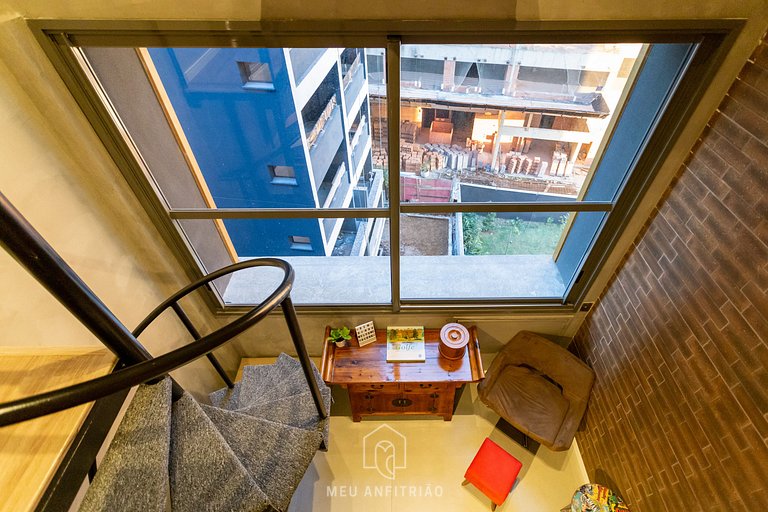 Loft com cozinha completa e TV perto do metrô