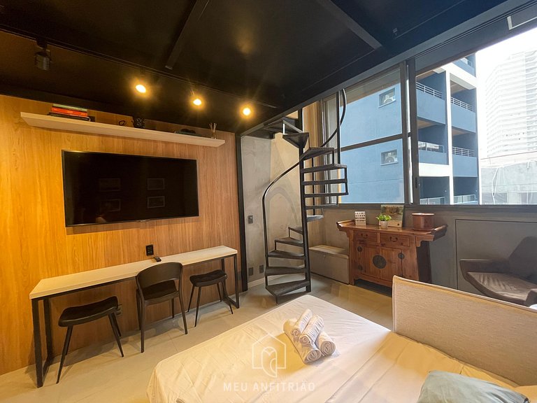 Loft com cozinha completa e TV perto do metrô