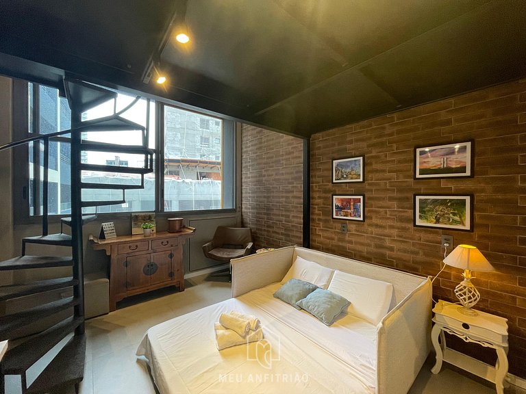 Loft com cozinha completa e TV perto do metrô