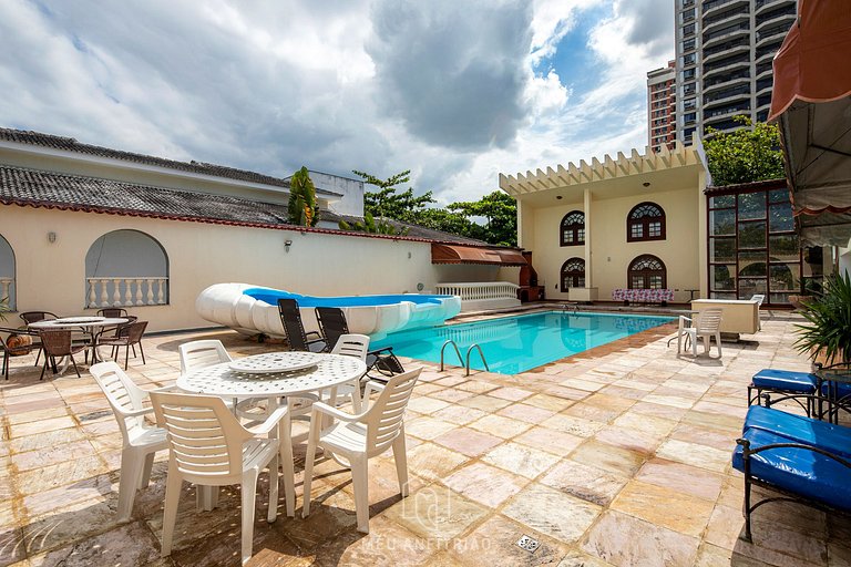 Luxury mansion with pool and lawn in Tijuca