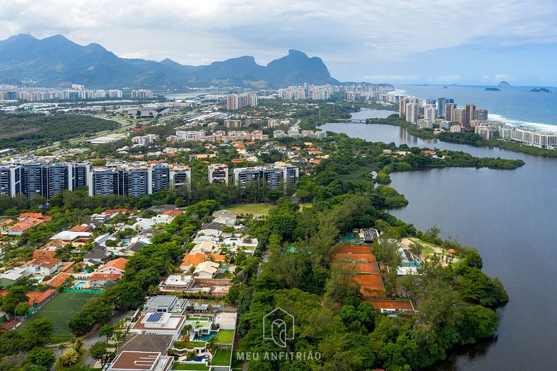 Luxury mansion with pool and lawn in Tijuca