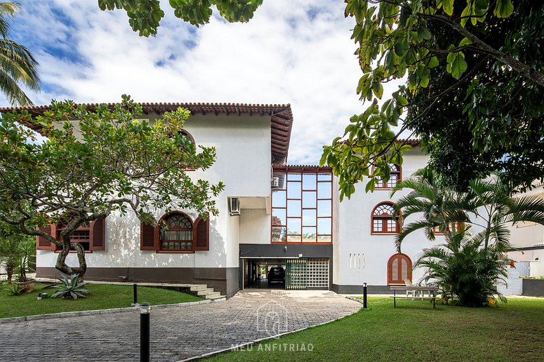 Luxury mansion with pool and lawn in Tijuca