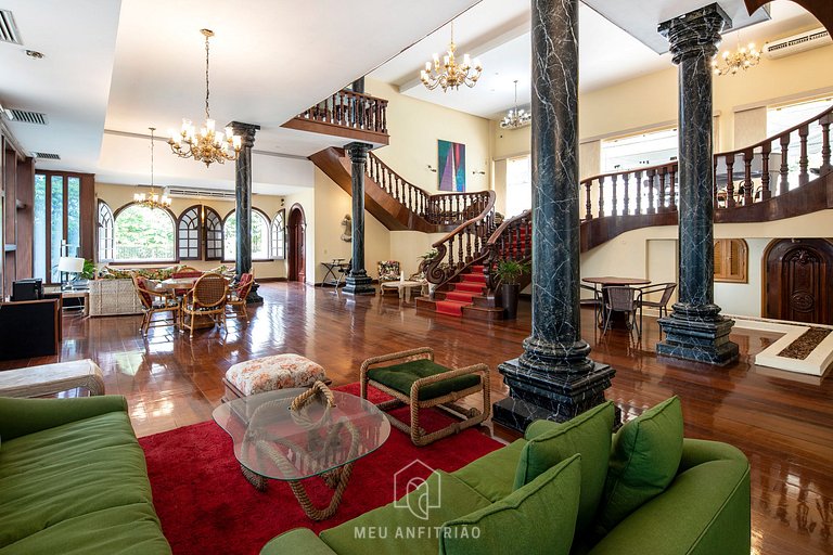 Luxury mansion with pool and lawn in Tijuca