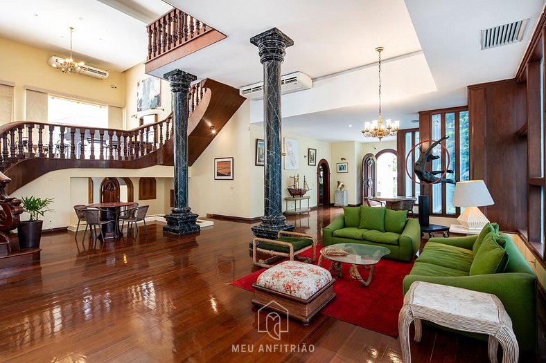 Luxury mansion with pool and lawn in Tijuca