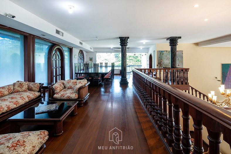 Luxury mansion with pool and lawn in Tijuca