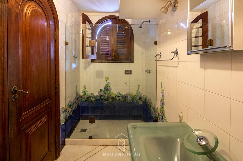 Luxury mansion with pool and lawn in Tijuca