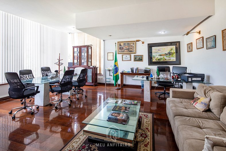 Luxury mansion with pool and lawn in Tijuca