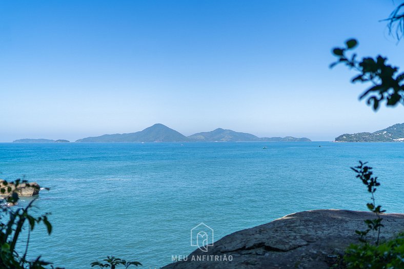 Mansão com área gourmet e vista para a praia