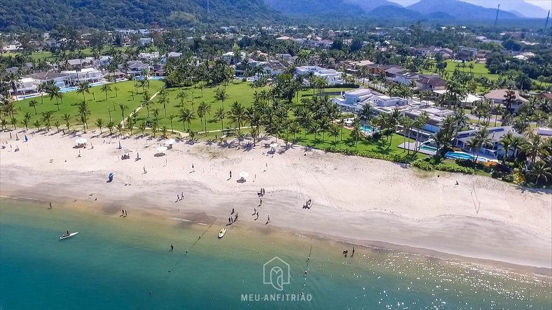 Mansão com jacuzzi e piscina perto da praia