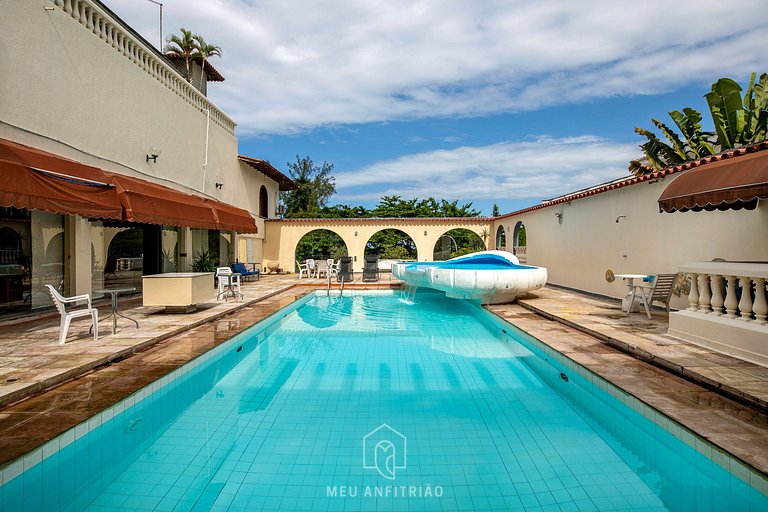 Mansão de luxo com piscina e gramado na Tijuca