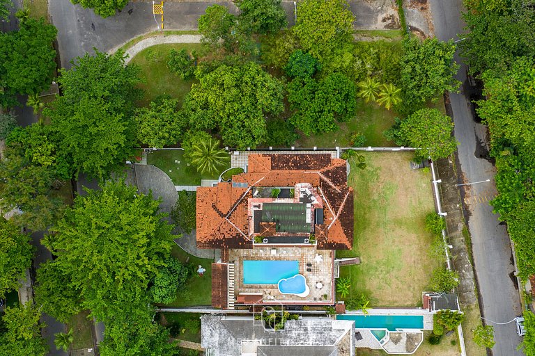 Mansão de luxo com piscina e gramado na Tijuca