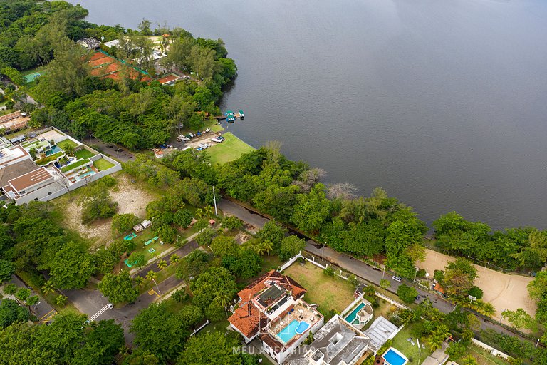 Mansão de luxo com piscina e gramado na Tijuca