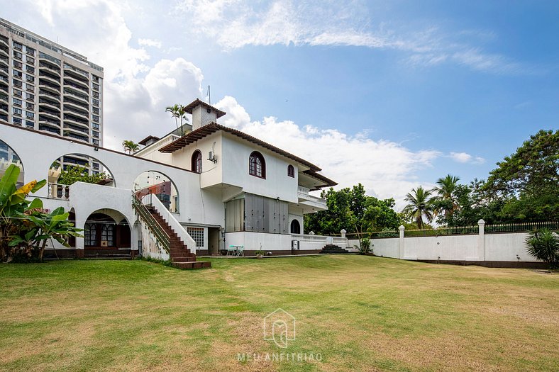 Mansão de luxo com piscina e gramado na Tijuca