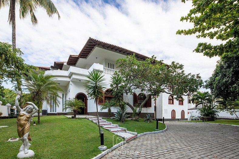 Mansão de luxo com piscina e gramado na Tijuca