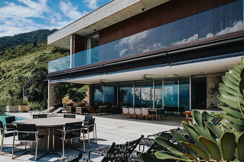 Mansion with infinity pool and sea view