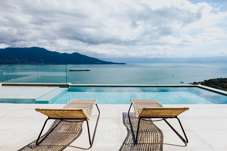 Mansion with infinity pool and sea view