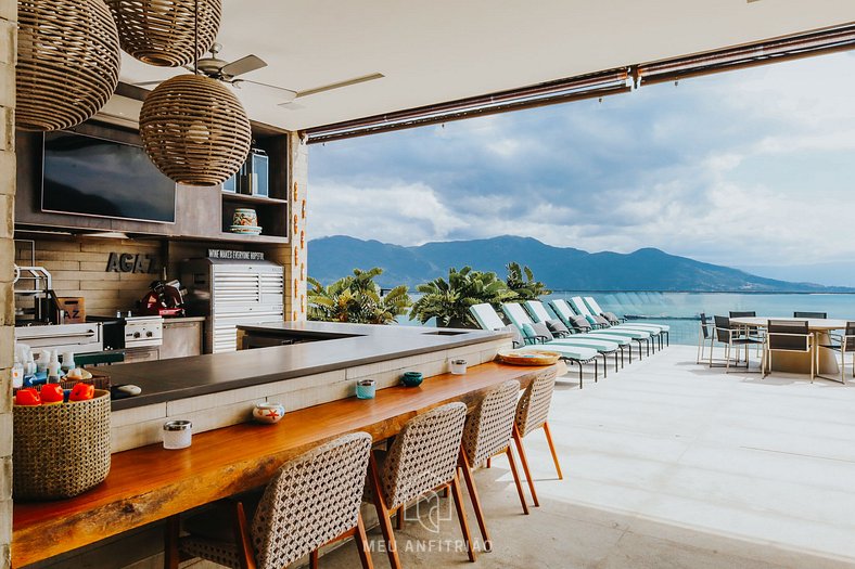 Mansion with infinity pool and sea view