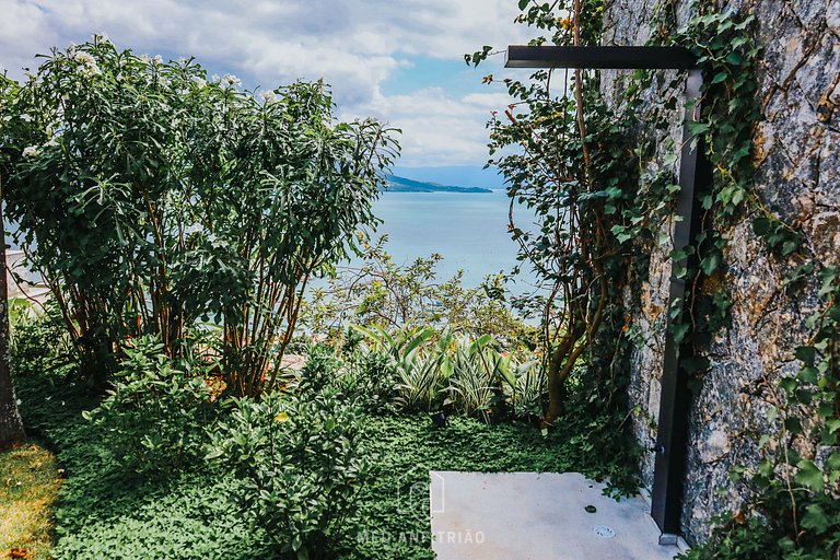 Mansion with infinity pool and sea view