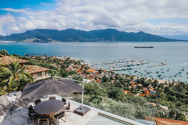 Mansion with infinity pool and sea view