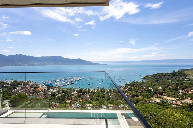 Mansion with infinity pool and sea view