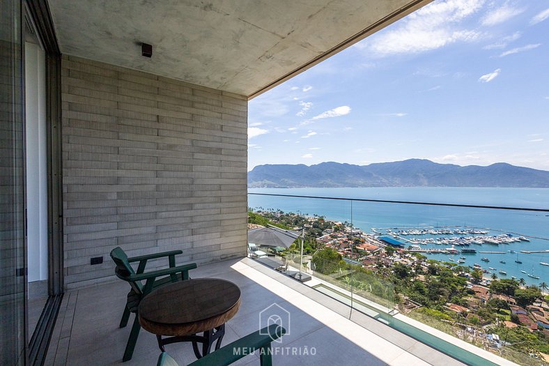 Mansion with infinity pool and sea view