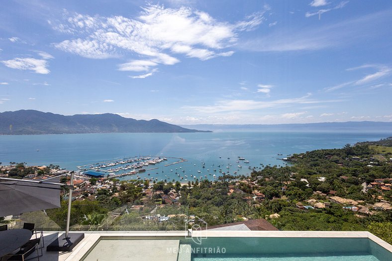 Mansion with infinity pool and sea view