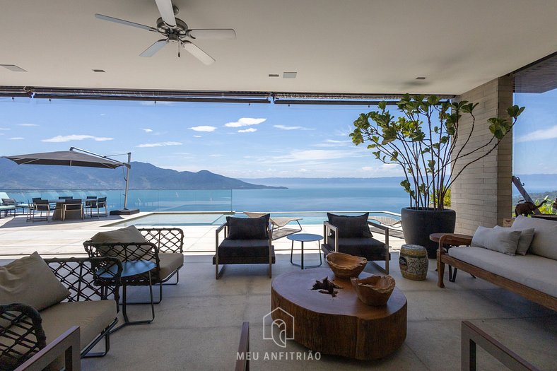 Mansion with infinity pool and sea view