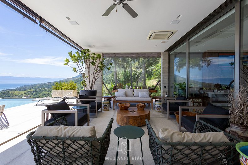 Mansion with infinity pool and sea view